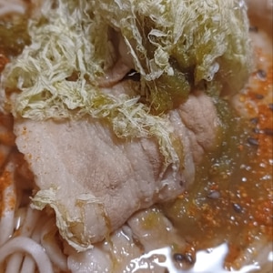 豚ばら肉と小松菜、竹輪、とろろ昆布うどん